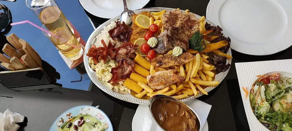 Sabrina h_Cafe Restaurant P 202_Polling in Tirol_avis