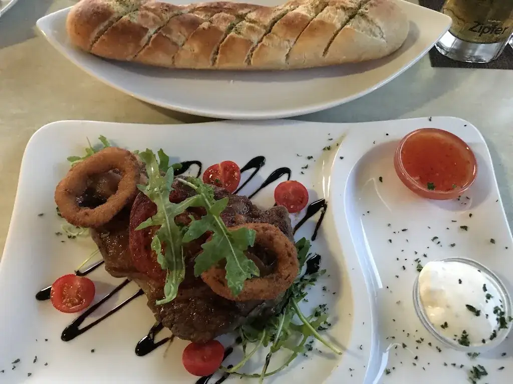 Geoff Gustitus_Restaurant / Cafe Stampfer_Roppen_avis