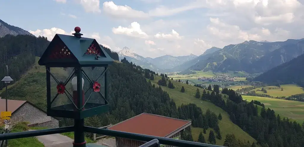 Bernard Brady_Berghotel & Bergrestaurant Zugspitzblick - Familie Burkert - Tannheimer Tal_Schattwald_avis