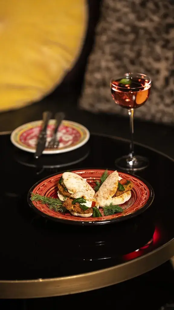 Salmon Guru - A CONTRACORRIENTE_Rum_slider_image_3