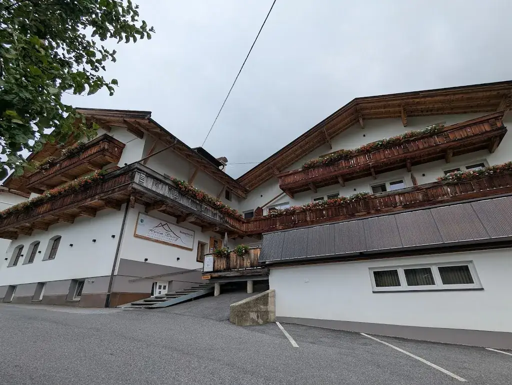 Losoncz Péter_Hohe Burg_Trins_recensione