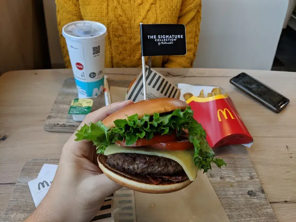 A F_McDonald's_Strassen_avis