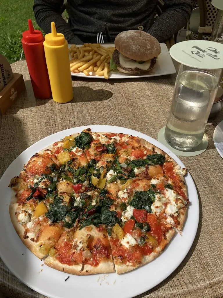 Lisa_CITY Café-Bar Tux_Tux_review