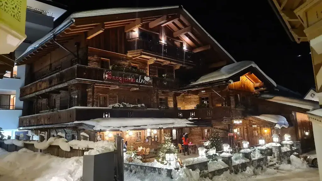 Iulia Tintas_Gasthaus & Almbar Bergfriedalm_Tux_recensione