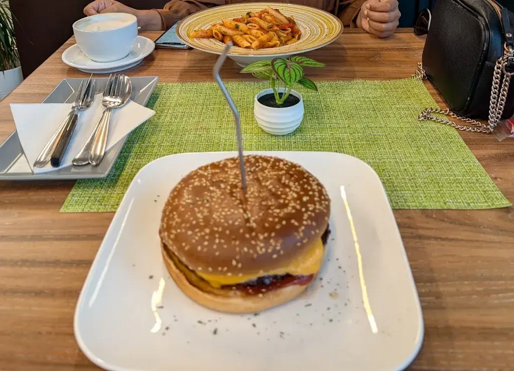 Ayush Agarwal_Pizzeria Treff - Tirol_Weissenbach am Lech_avis