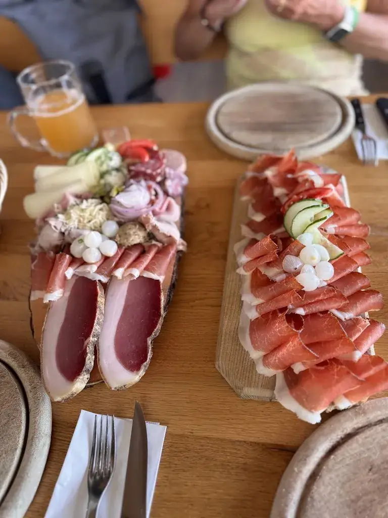 Franziska Veselá_Buschenschank Rogatsch_Bodensdorf_avis