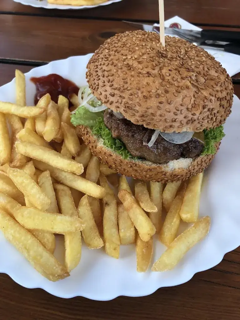 Ayoub Alfehaid_Bienenhütte am Faaker See_Faak am See_avis