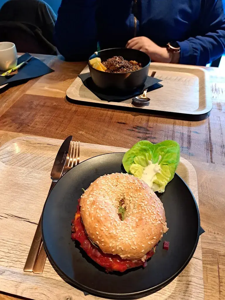 Naomi_Base & Bounce_Eeklo_review