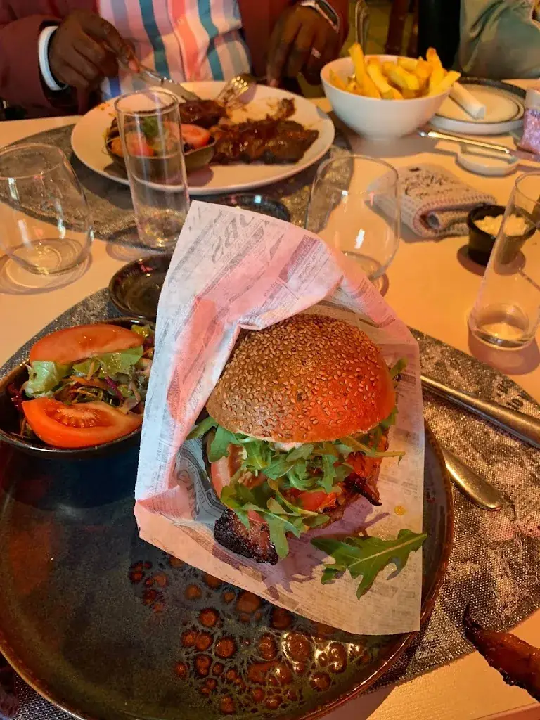 Frank Amoako-Gyampah_Hof Ten Bruul_Haaltert_review