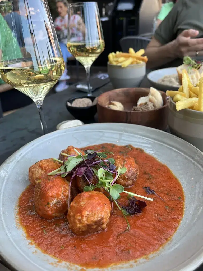 Nemanja Glusica_Maison Mathis_Hasselt_review