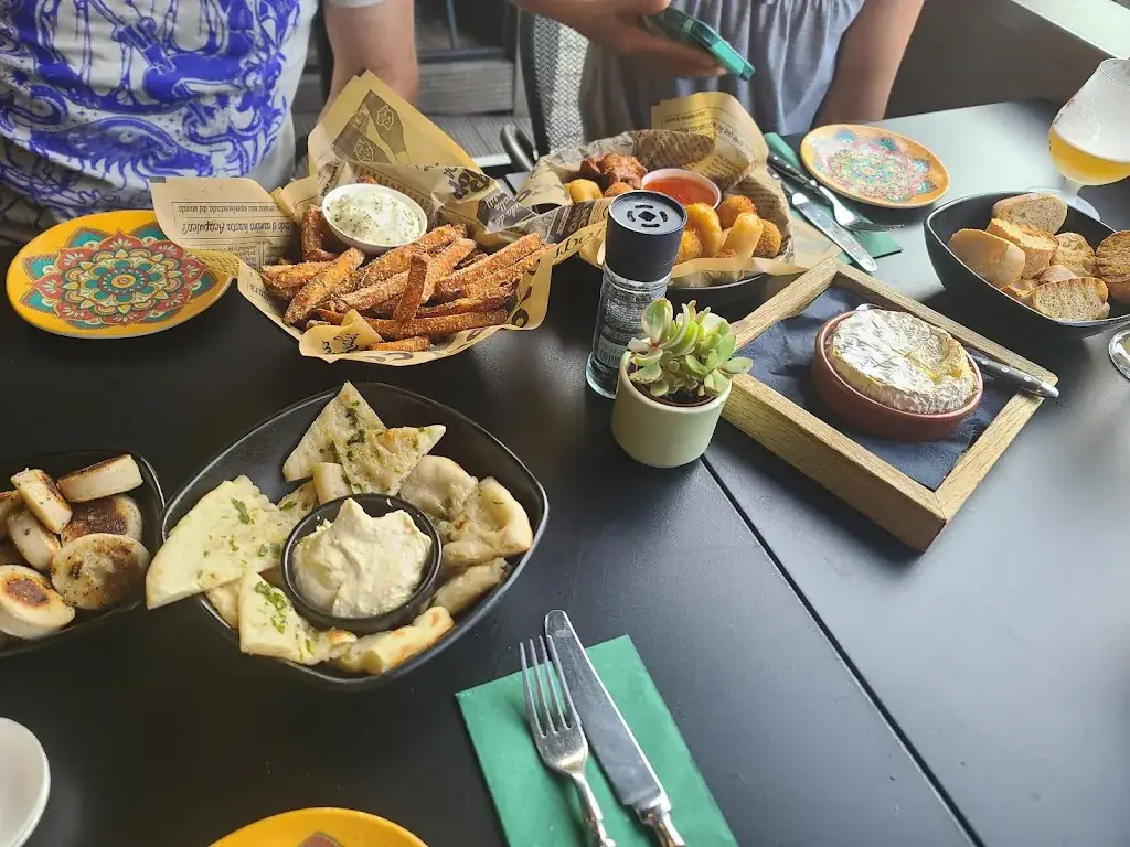 Alexander Lyons_Marktcafé Les Halles_Ieper_review