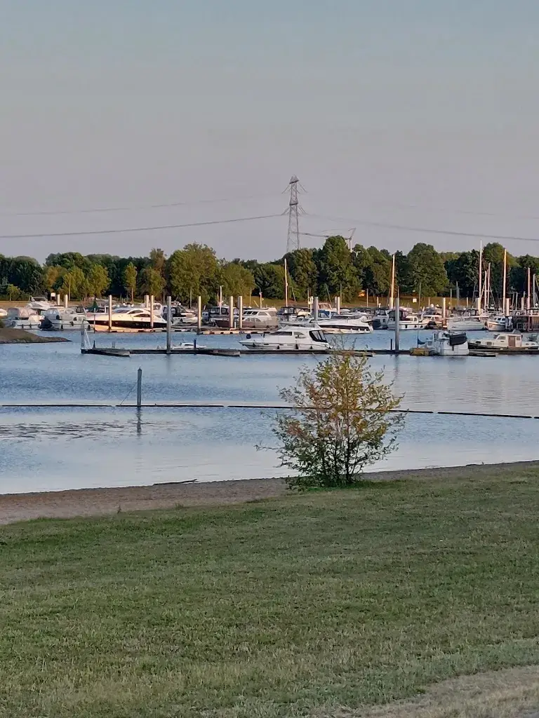 L Abramova_Amitié_Kinrooi_review