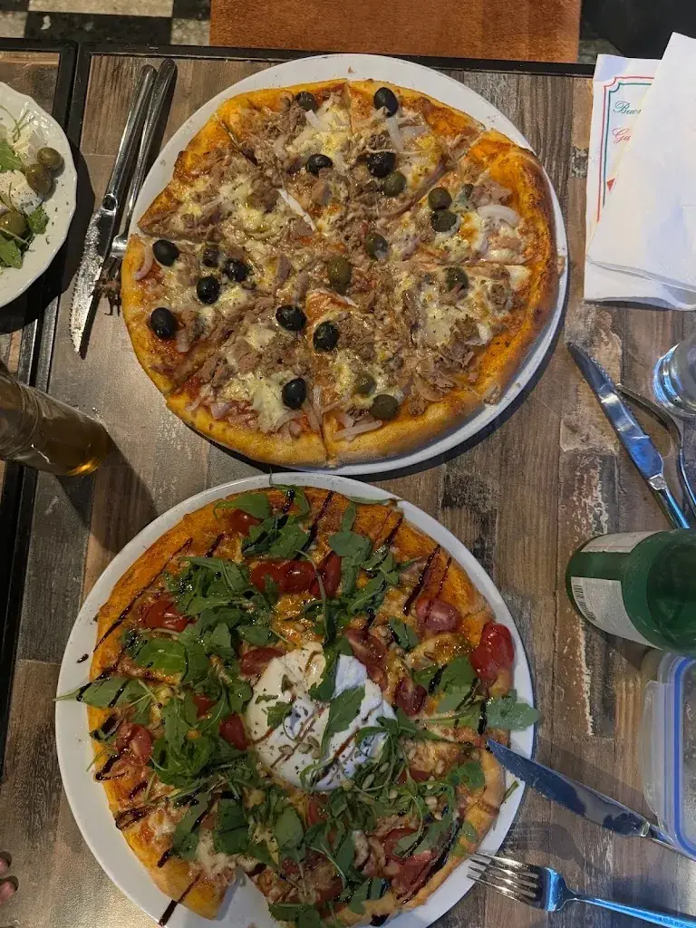 Leila Grejmi_Giovanni's Kapellen_Kapellen_reseña