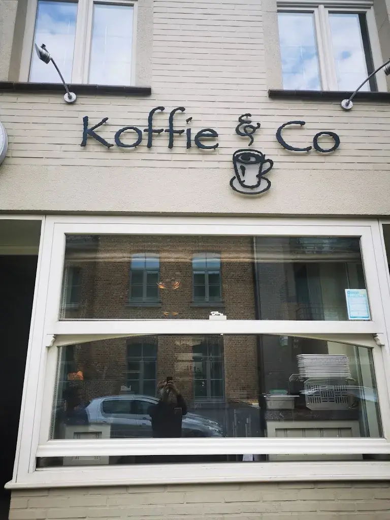 Koffie & Co restaurant in Lede
