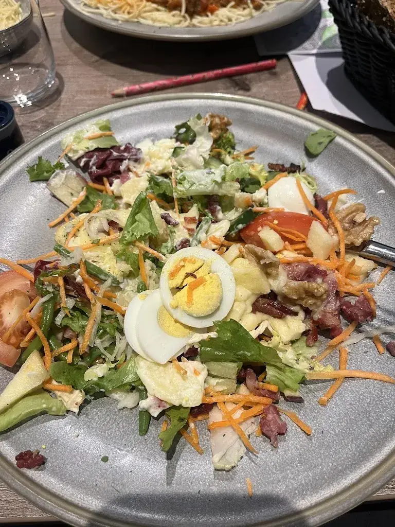 Alina Rawlinson_La Plazza_Leopoldsburg_reseña