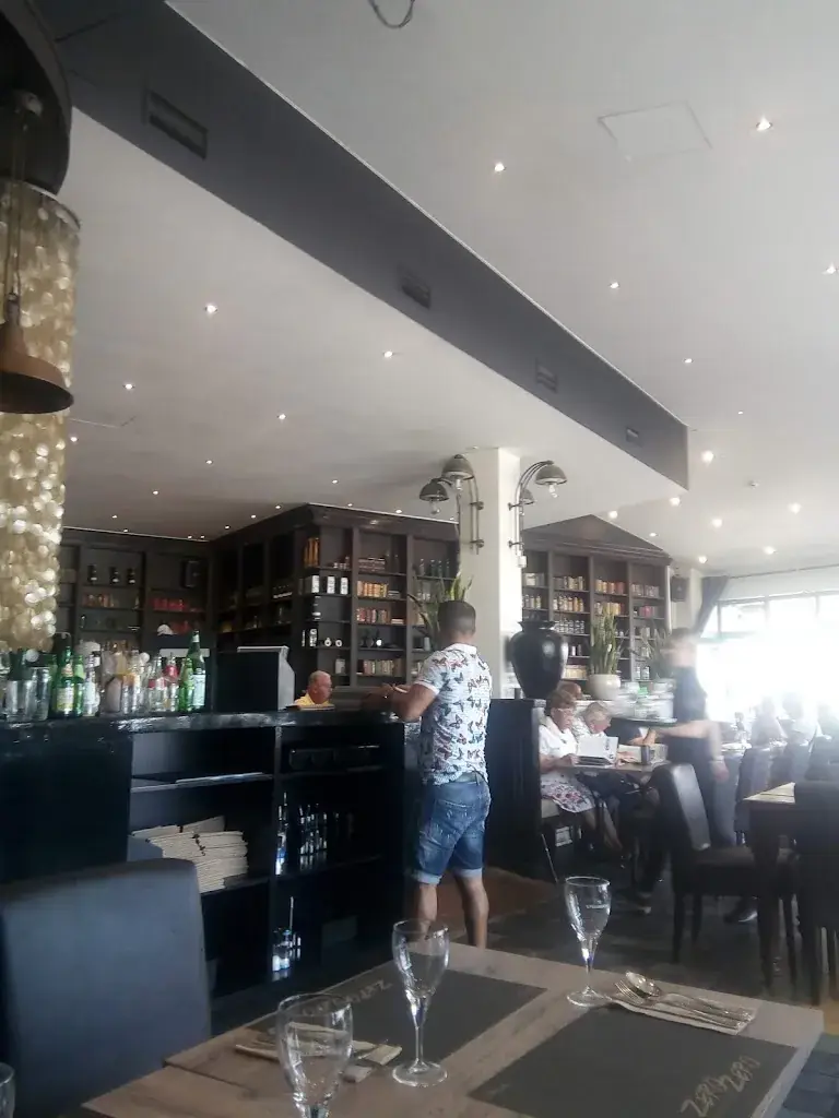 Moji Obasa_Zero Zero Grand Café_Maasmechelen_avis