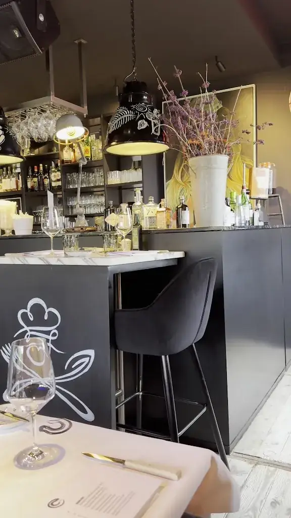 Resto Clash_Merchtem_slider_image_2