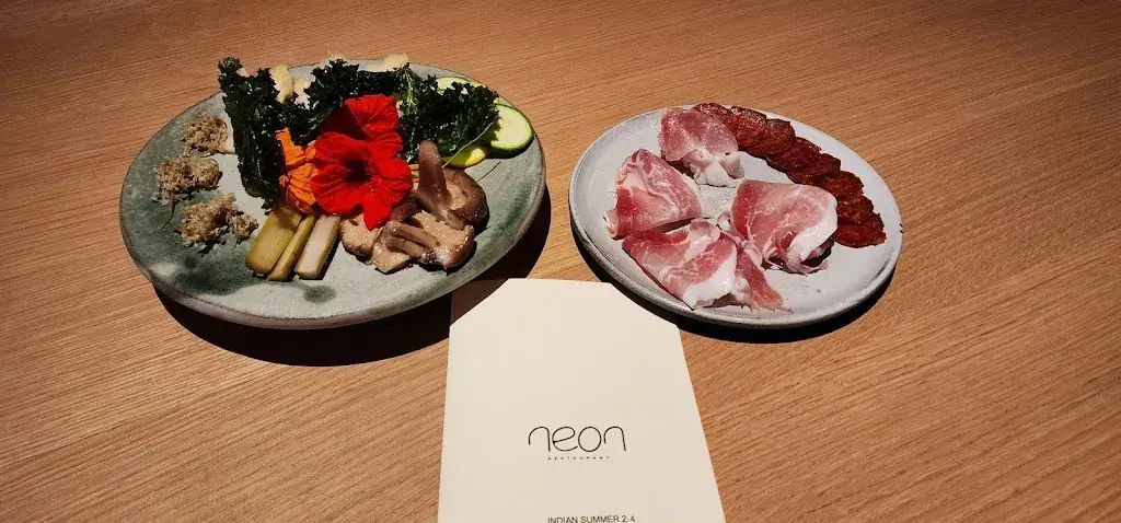 Jason Holmes_Neon Restaurant_Lier_Bewertung