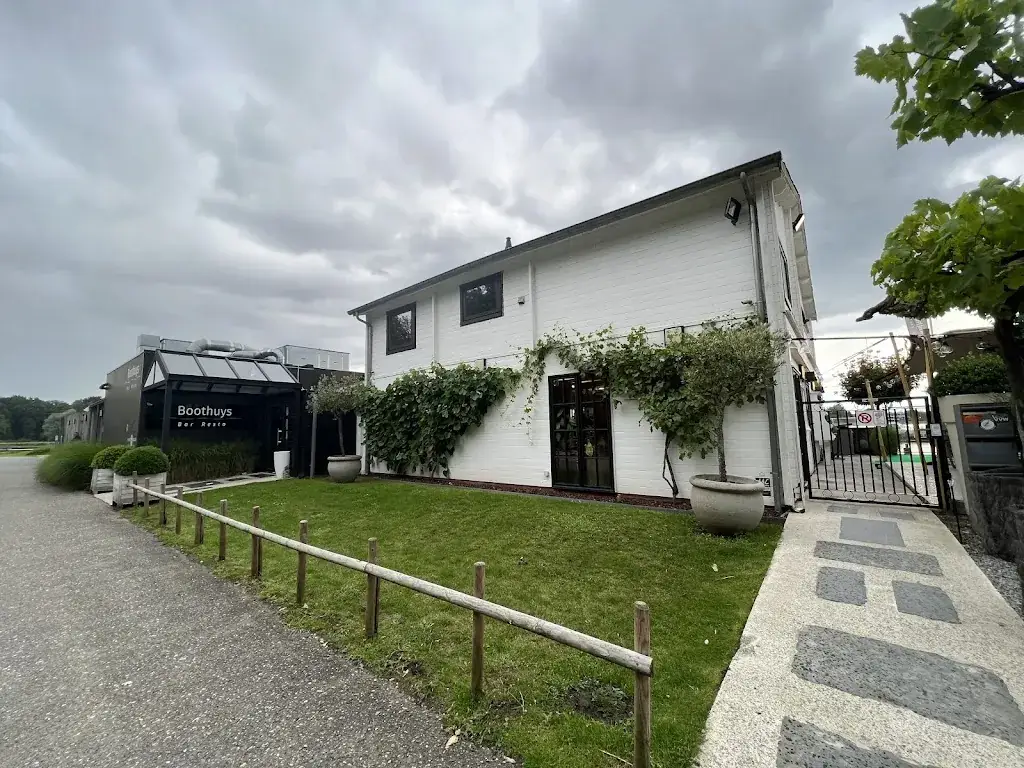 Daria Isaeva_Boothuys_Zandhoven_review