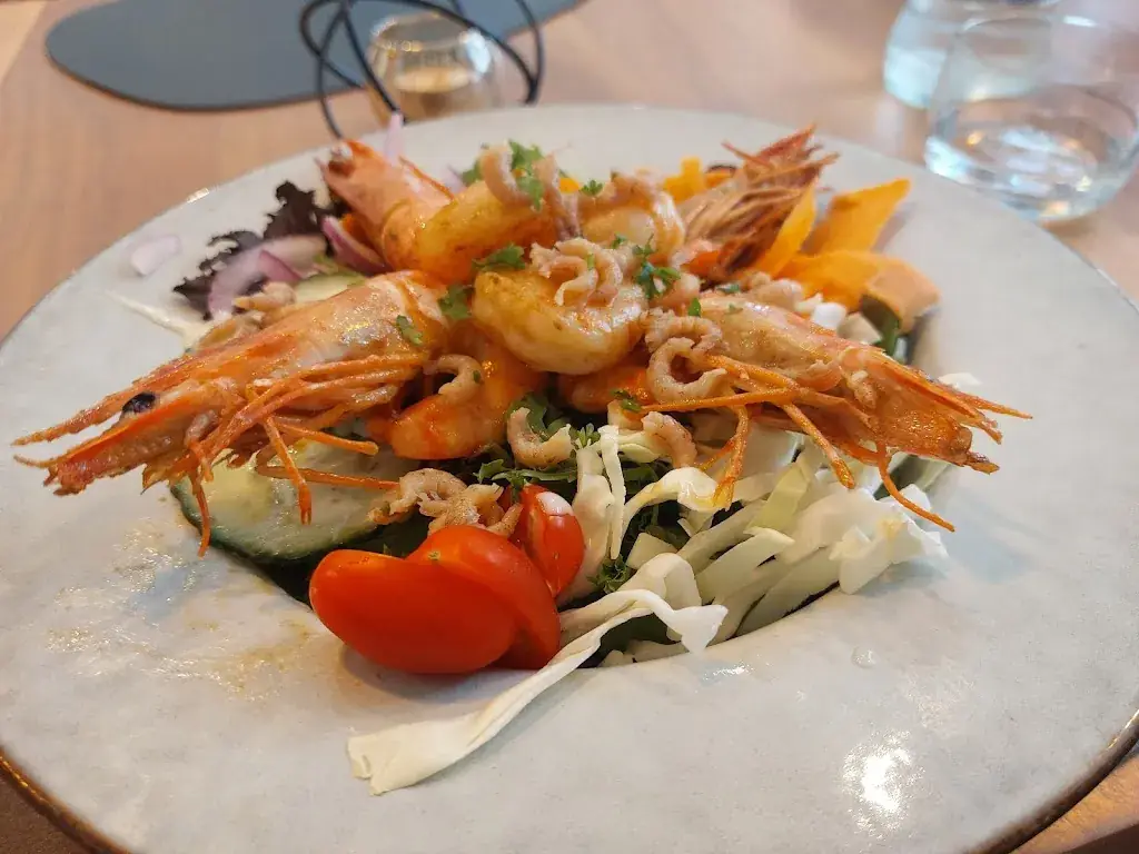 NURA ADELA Z_Maison 3_Staden_review