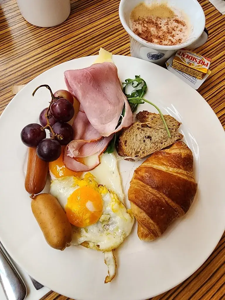 Al Purwa_‘t Koetshuis_Stabroek_review