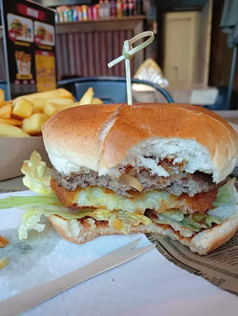 Maciej Móżdżyński_La Casa Del Burger_Tienen_review