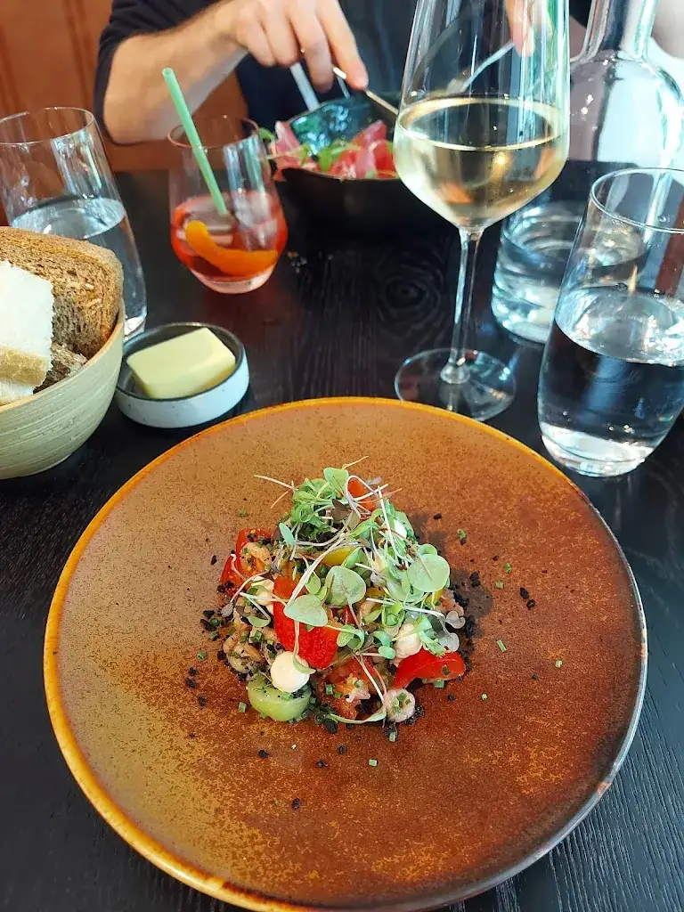 Linh Nguyen_Hola-Pola_Beveren-Kruibeke-Zwijndrecht_reseña