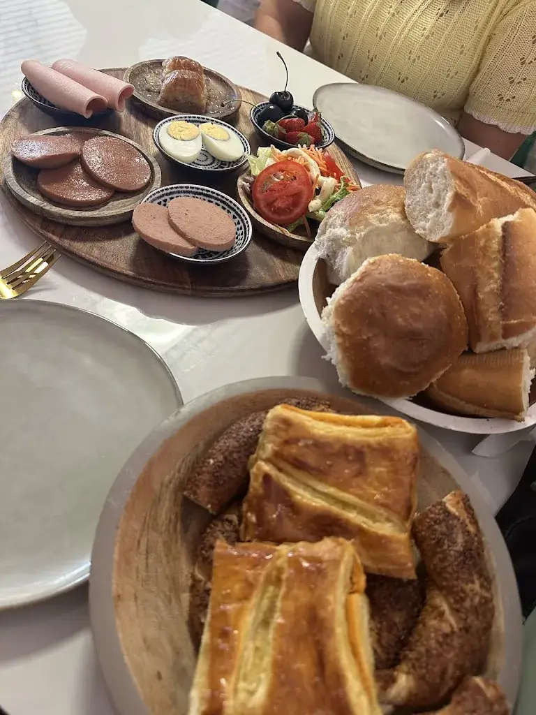 dilara cebeci_D'S Ontbijthuis_Zelzate_reseña