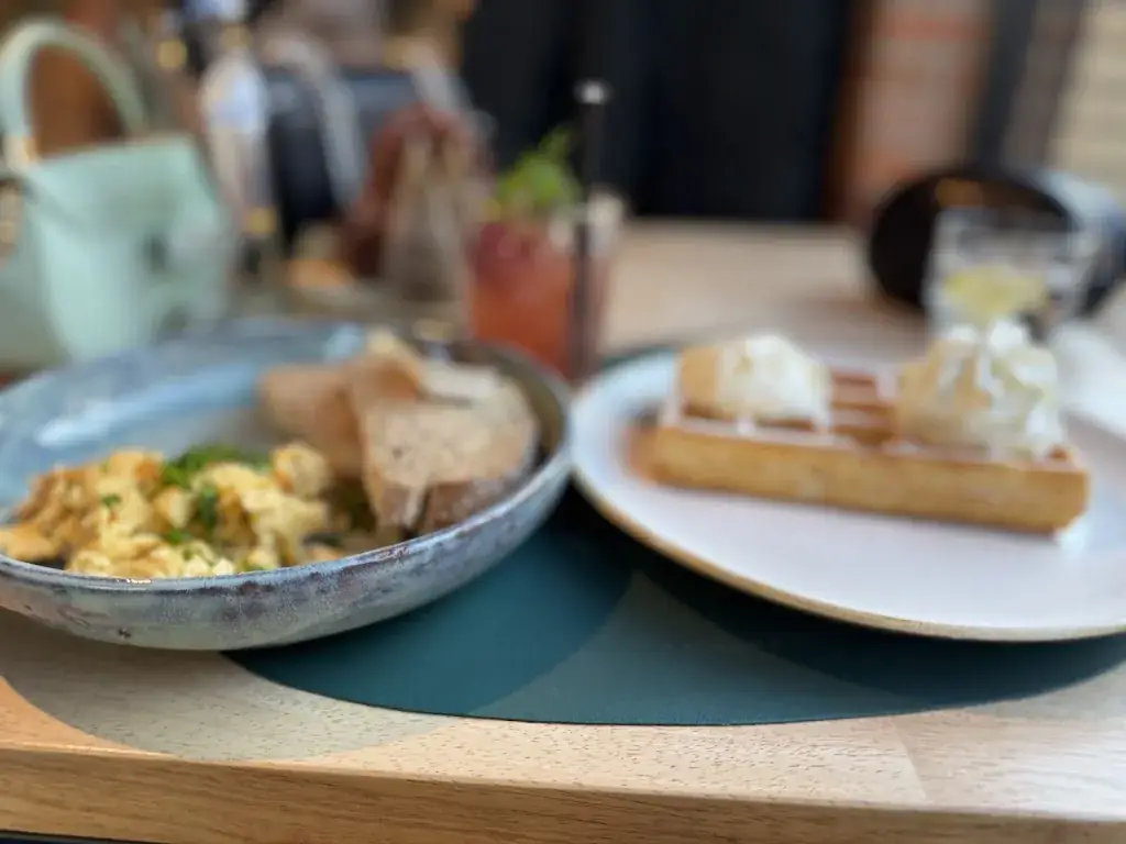 Akosuah_ Adiepena_De Kroon_Zele_review