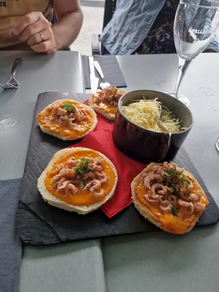 Menü_Um Beaumonde Restaurant 🍽️ Terrasse ⛱️ au bord de l'eau ⛵ Réservation directement en ligne 📱_Tournai_Bild_1