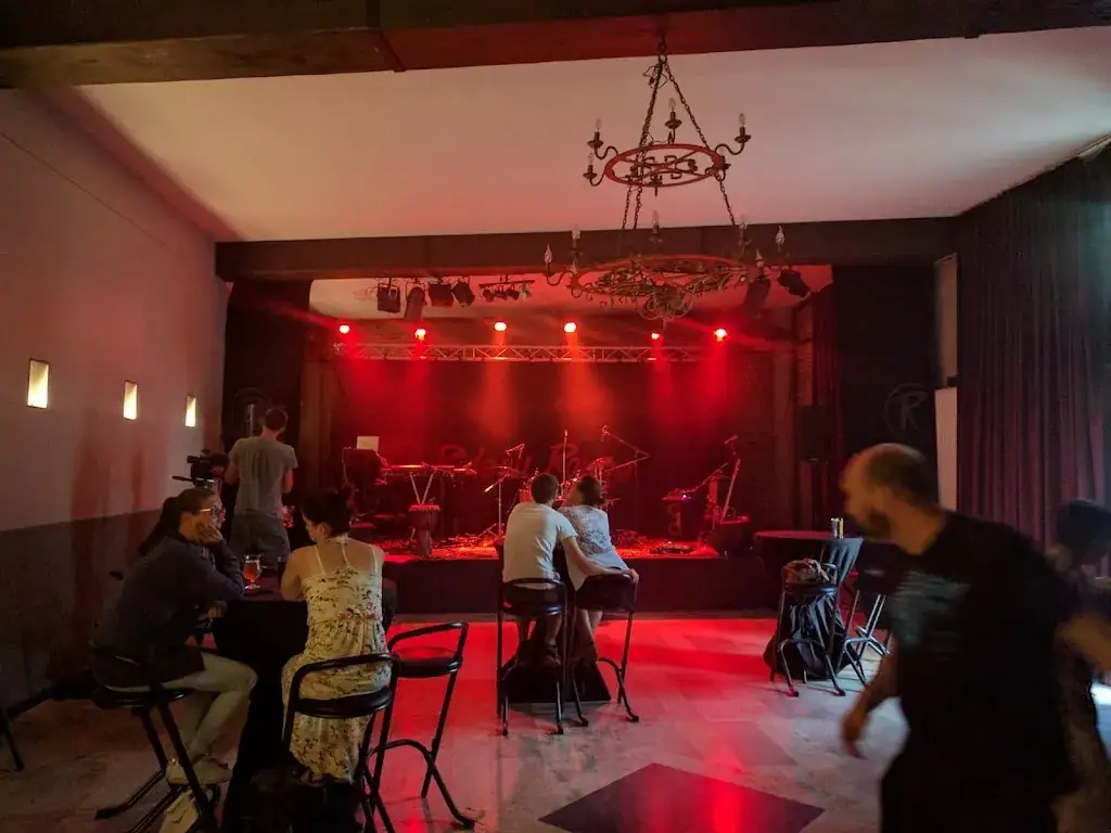 Le Rideau Rouge_Lasne_slider_image_3