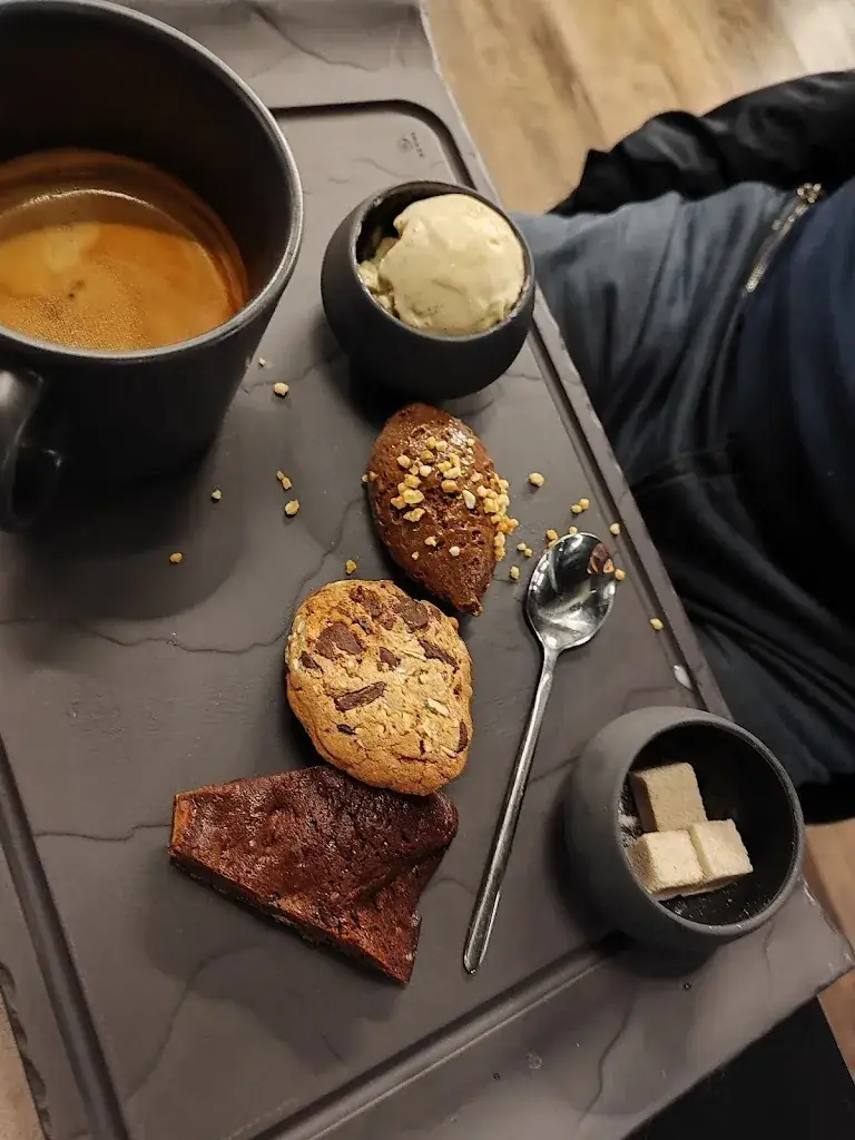 D Lisa_Le Trait d'Union_Binche_review