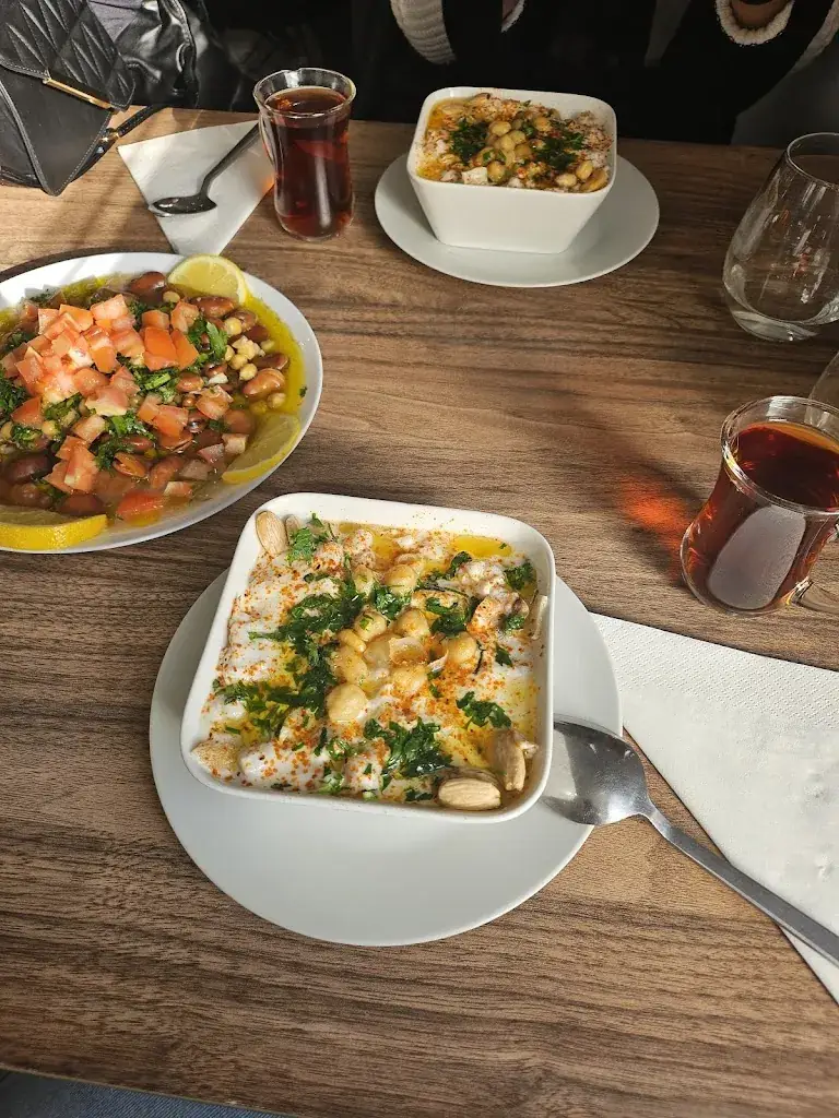 Enas Alzouki_Sakbé_Fléron_review