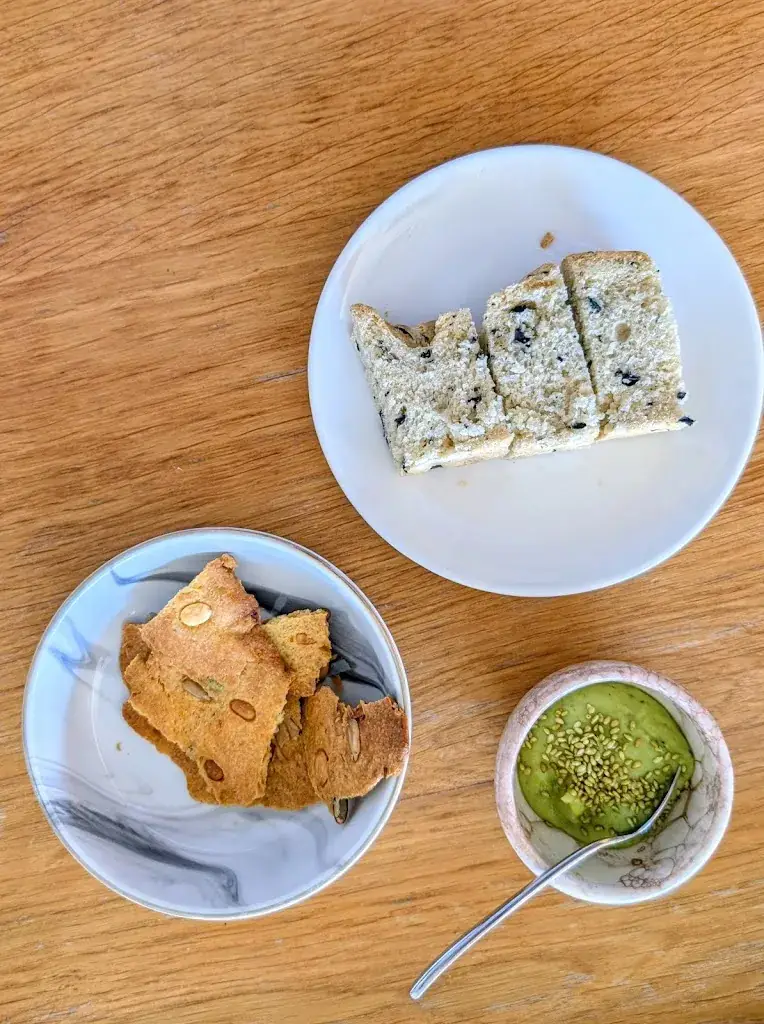 Emmanuel Partsafas_Les Coudes sur la Table_Chaudfontaine_reseña