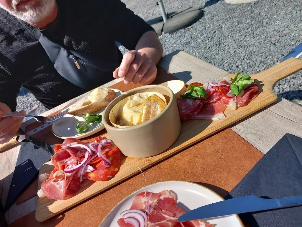 yannick brogniez_La Tour_Colfontaine_review