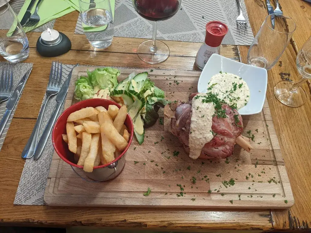 Saz Dosanjh_Le Montjoie_Viroinval_reseña