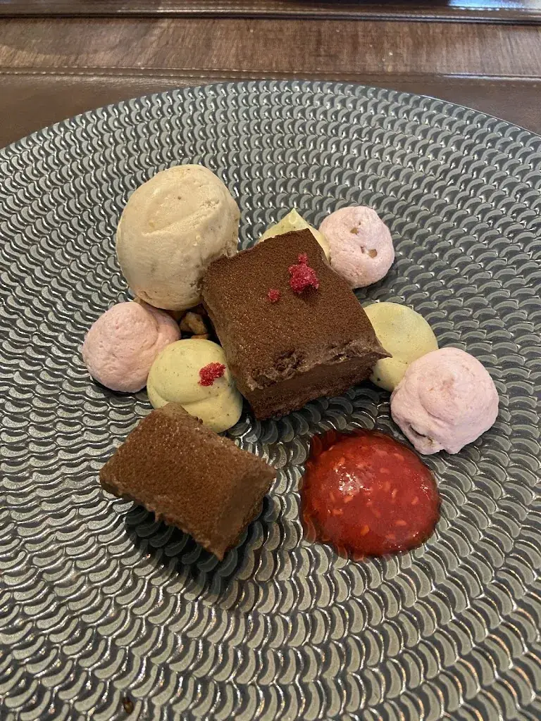 Lucie Topojani_Le Bouchon des Agaises_Estinnes_review