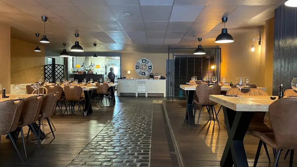 Le Pavé Restaurant in Ferrières