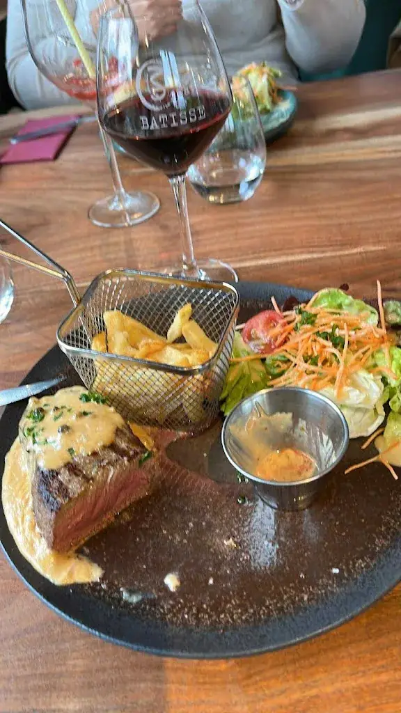 Pierre-Edouard Szamasi_Charlie's Bar-Restaurant_Gedinne_Bewertung