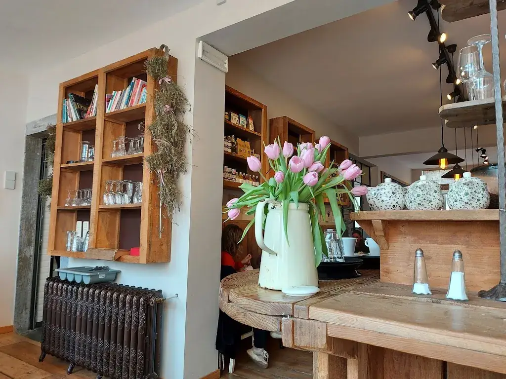 J. Alejandro Martinez U. (ALMA)_Chez Madame Oleson_Genappe_review