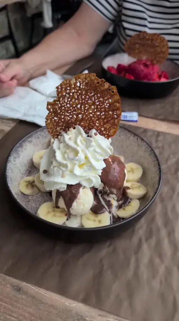 P F_La Brasserie du Ravel_Hotton_review