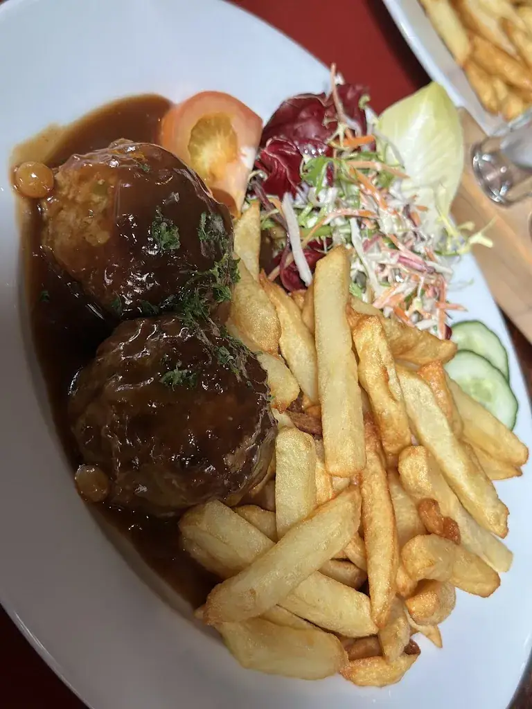 Mona Shahrabi_La Maison du Peket Bar - Amon Nanesse Restaurant - Appart Hotel_Liège_Bewertung