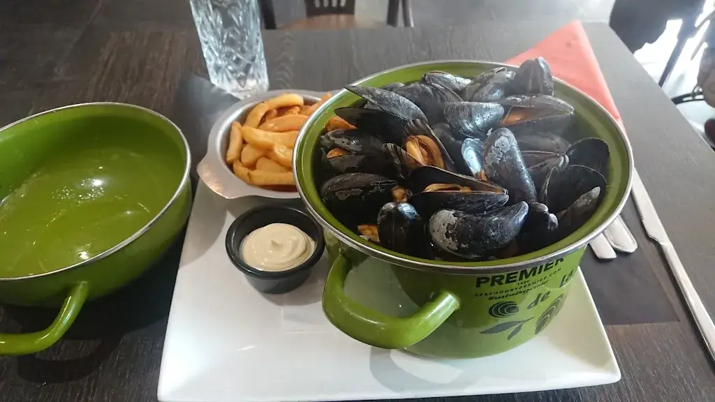 J._La Vie Parisienne_Nivelles_review