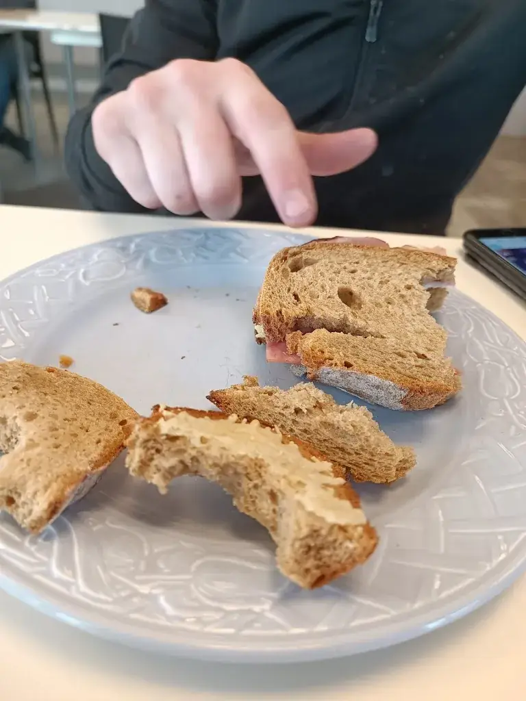 M S_Sacrée Simone_Perwez_review