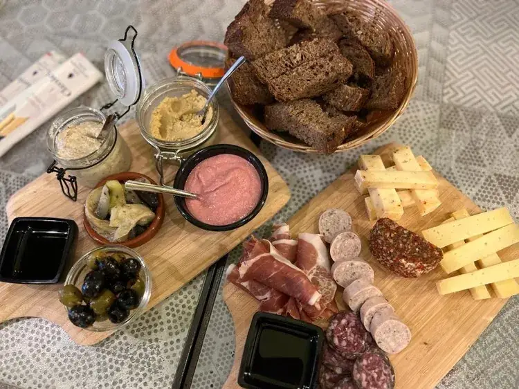 Florence Schepers_Cuña bar_Perwez_review