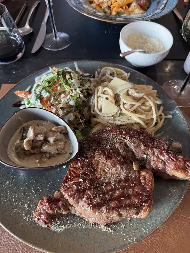 Hugo Symons_L'Improviste_Pont-à-Celles_review