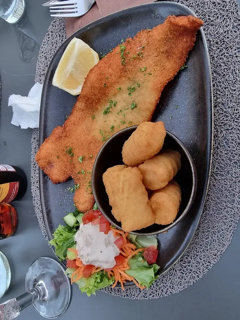 Lee Minett_Le Carillon_Mons_review