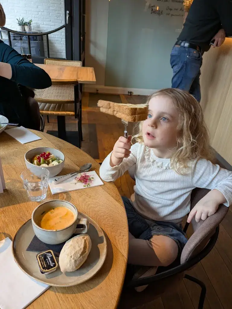 Brian John McDonald_Carré Confituur -- ontbijt - lunch - bar --_Brecht_review