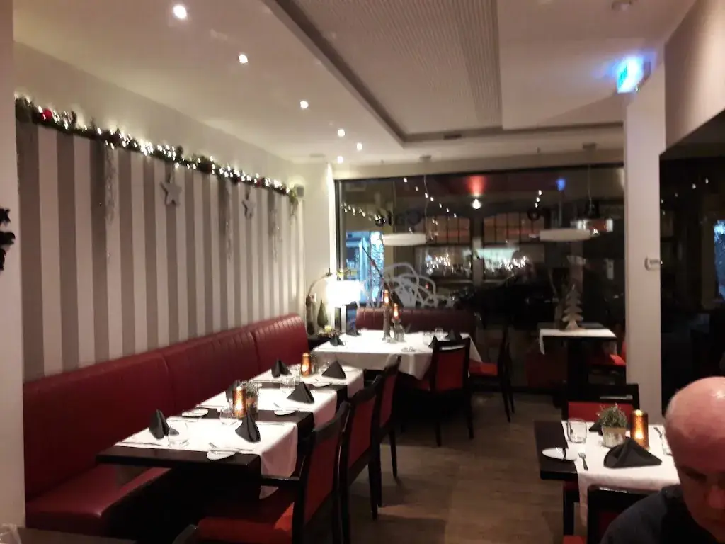 Anita Donders_Restaurant Sit Down_Vith_review