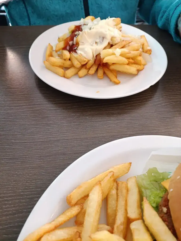 Michael Mauer (airguitarneil)_Checkpoint Burger&Bar Fritüre_Vith_reseña